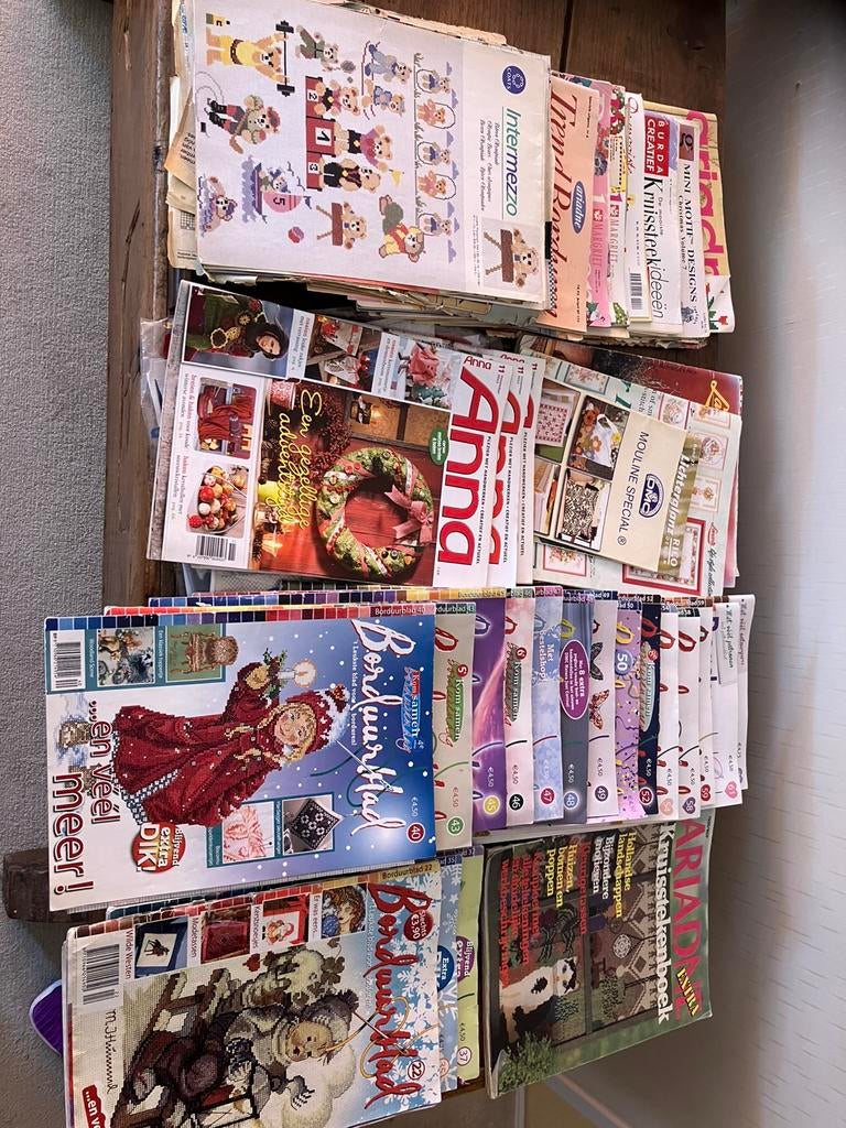 Grote stapel borduurtijdschriften, Ophalen, Gelezen