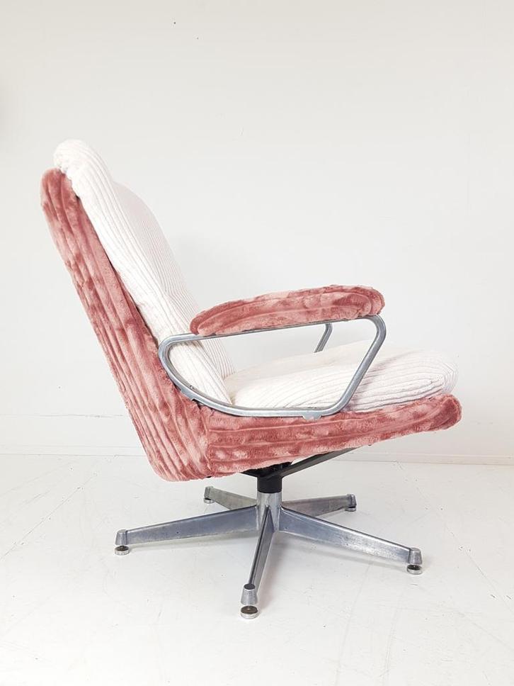 Vintage strassle draaifauteuil roze rib nieuw gestoffeerd, Huis en Inrichting, Fauteuils, Zo goed als nieuw, Metaal, Stof, 50 tot 75 cm