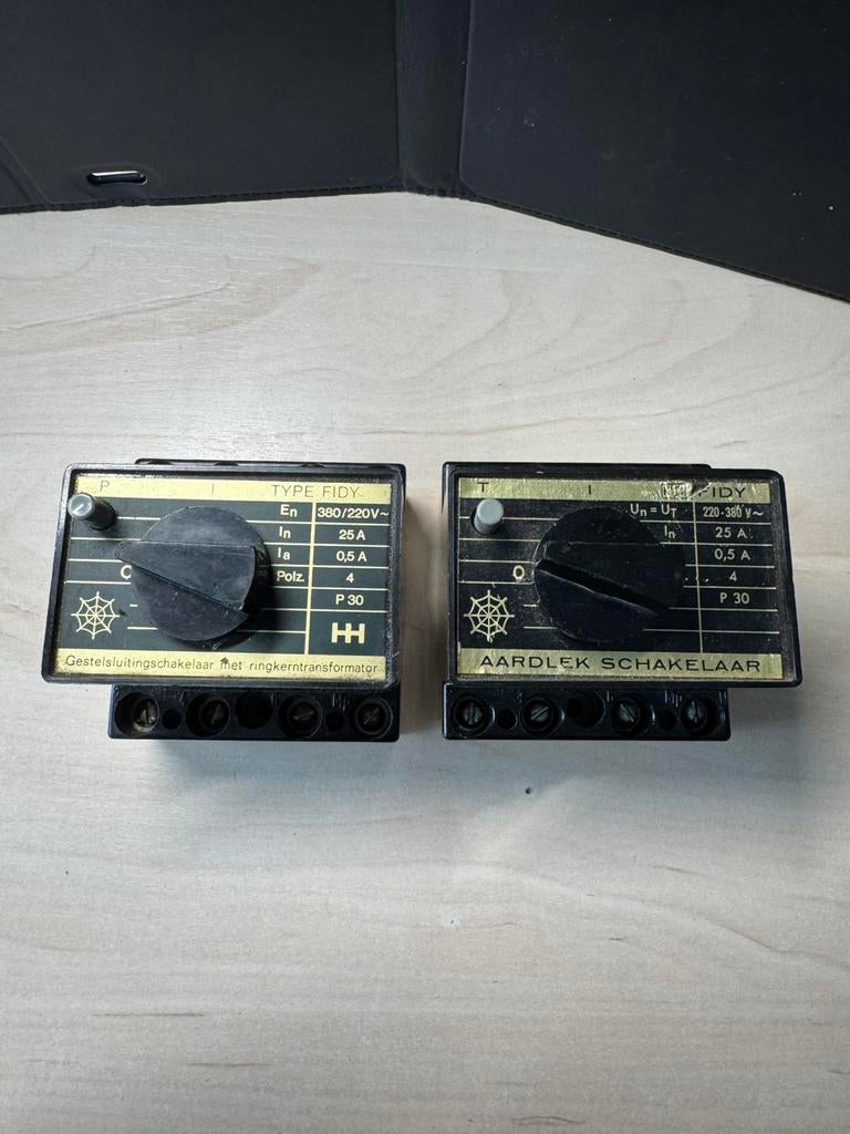 Holec FIDY aardlekschakelaar 25A 500mA 4-polig 2 stuks (1.1), Hobby en Vrije tijd, Elektronica-componenten, Ophalen of Verzenden