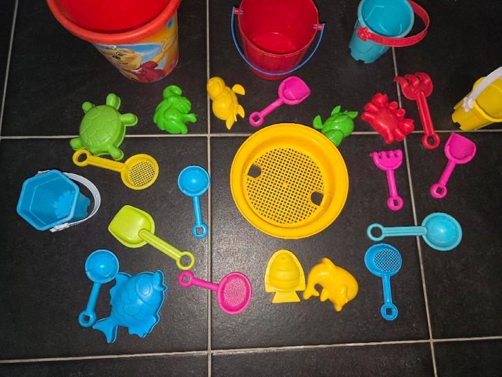 Zandspeelgoed set: emmers, schepjes, vormpjes en zeef, Kinderen en Baby's, Speelgoed | Buiten | Los speelgoed, Gebruikt, Ophalen of Verzenden