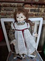 Oude pop met geruite jurk en schort, Ophalen of Verzenden, Gebruikt, Overige typen