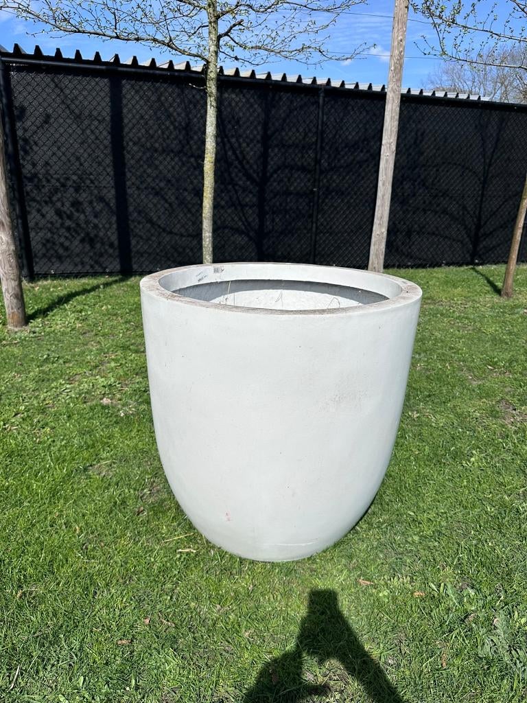 Grote trendy bloempot . voor buiten . kleur wit, Tuin en Terras, Bloempotten, Ophalen, Kunststof, 40 cm of meer, Rond