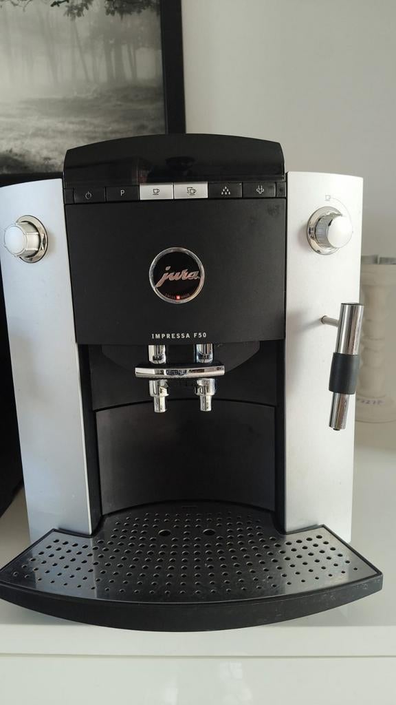 Jura Impressa F50 Espresso Apparaat - Zilver/Zwart, Espresso apparaat, Zo goed als nieuw, 4 tot 10 kopjes, Afneembaar waterreservoir