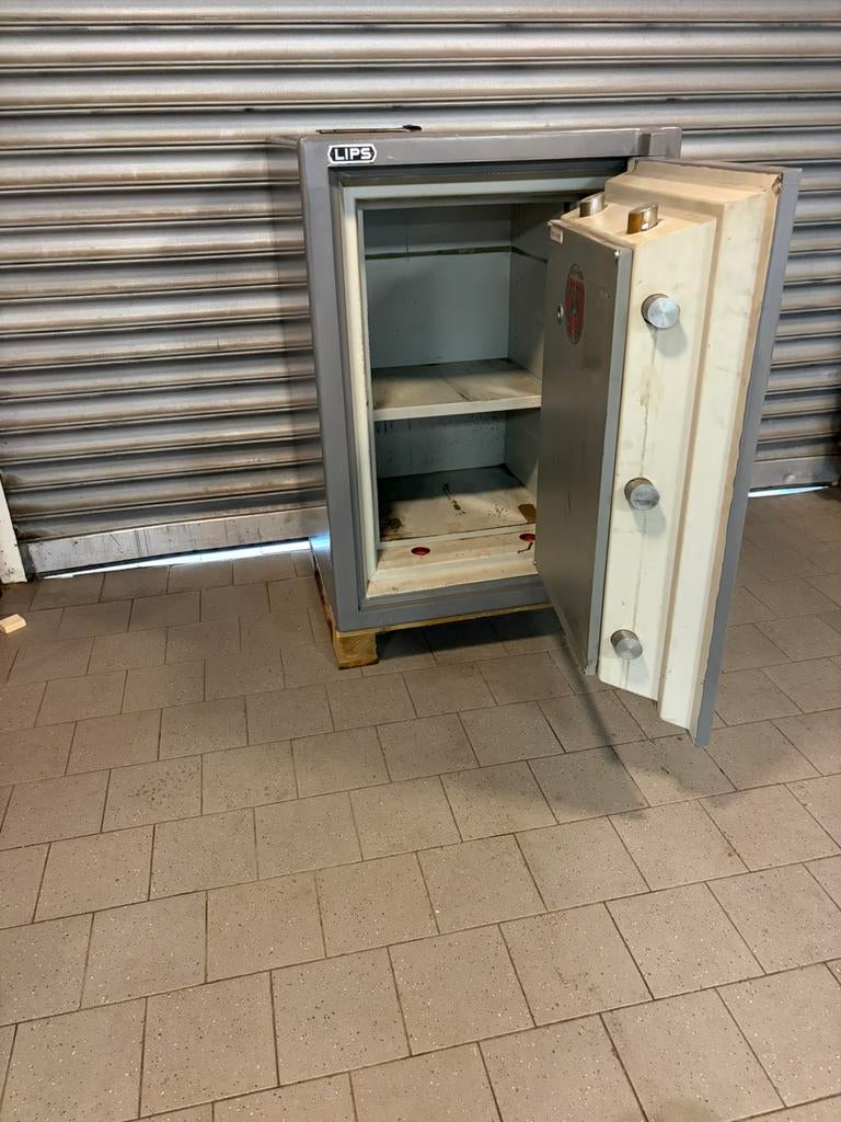 Degelijke lips kluis, Ophalen, Zo goed als nieuw