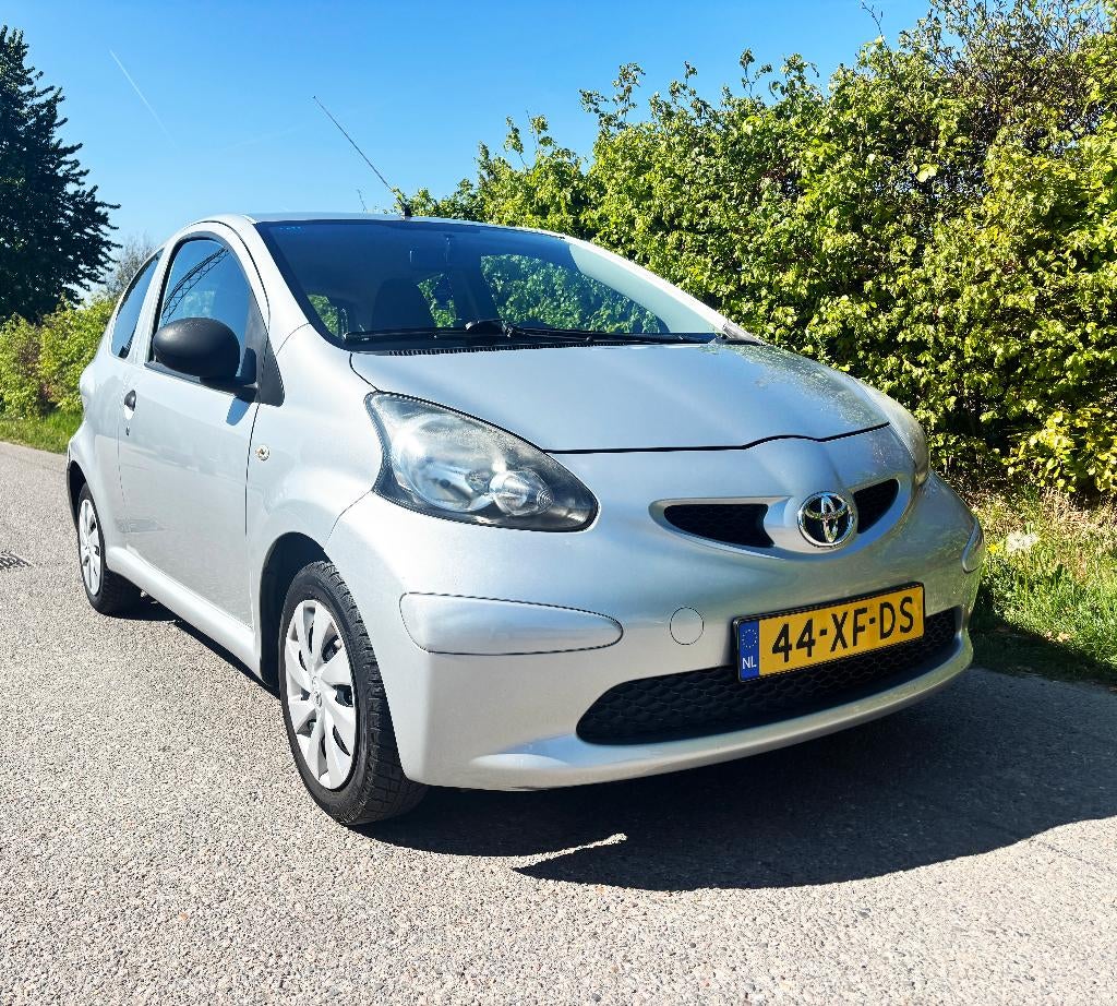 Toyota Aygo 1.0 | Apple CarPlay | Nieuwe Banden | NAP, Auto's, Voorwielaandrijving, Stof, 68 pk, Origineel Nederlands