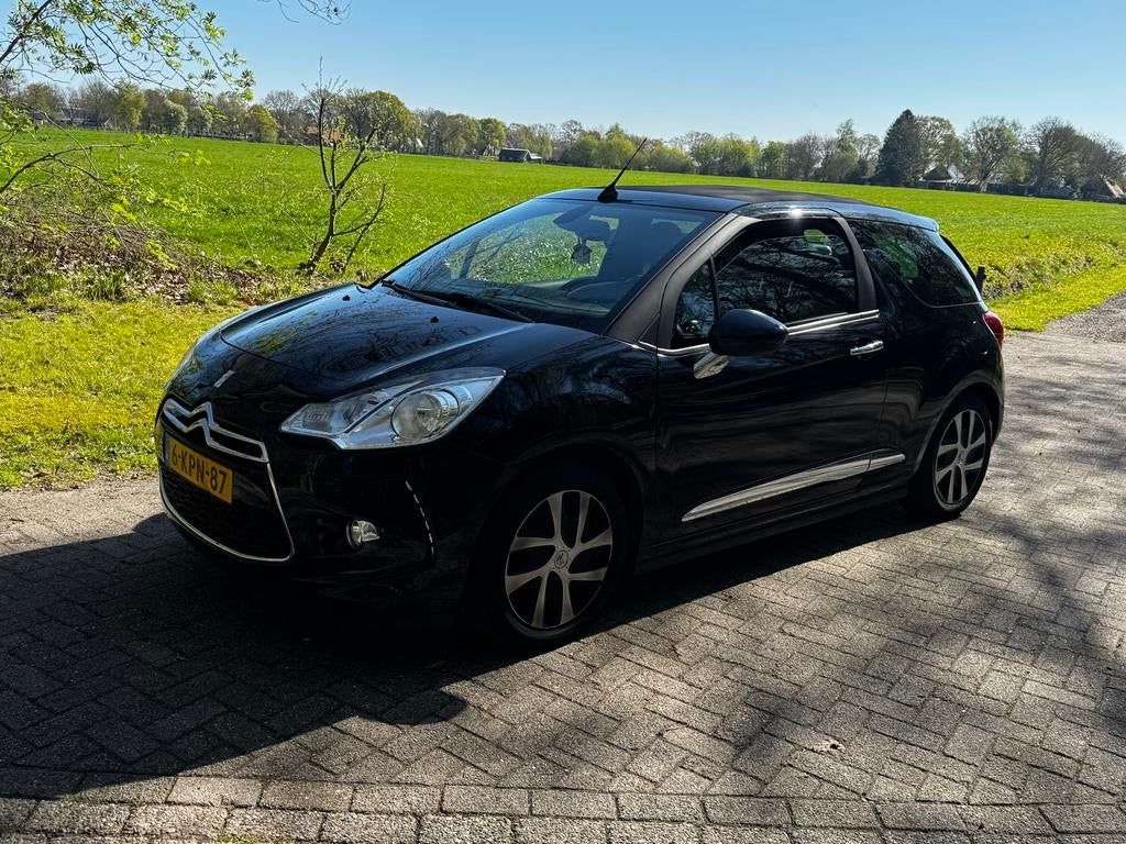 Unieke Citroën DS3 Cabrio 1.2 VTi FullOptions Hifi Nieuw Dak, 40 €/maand, Zwart, 1199 cc, Zwart