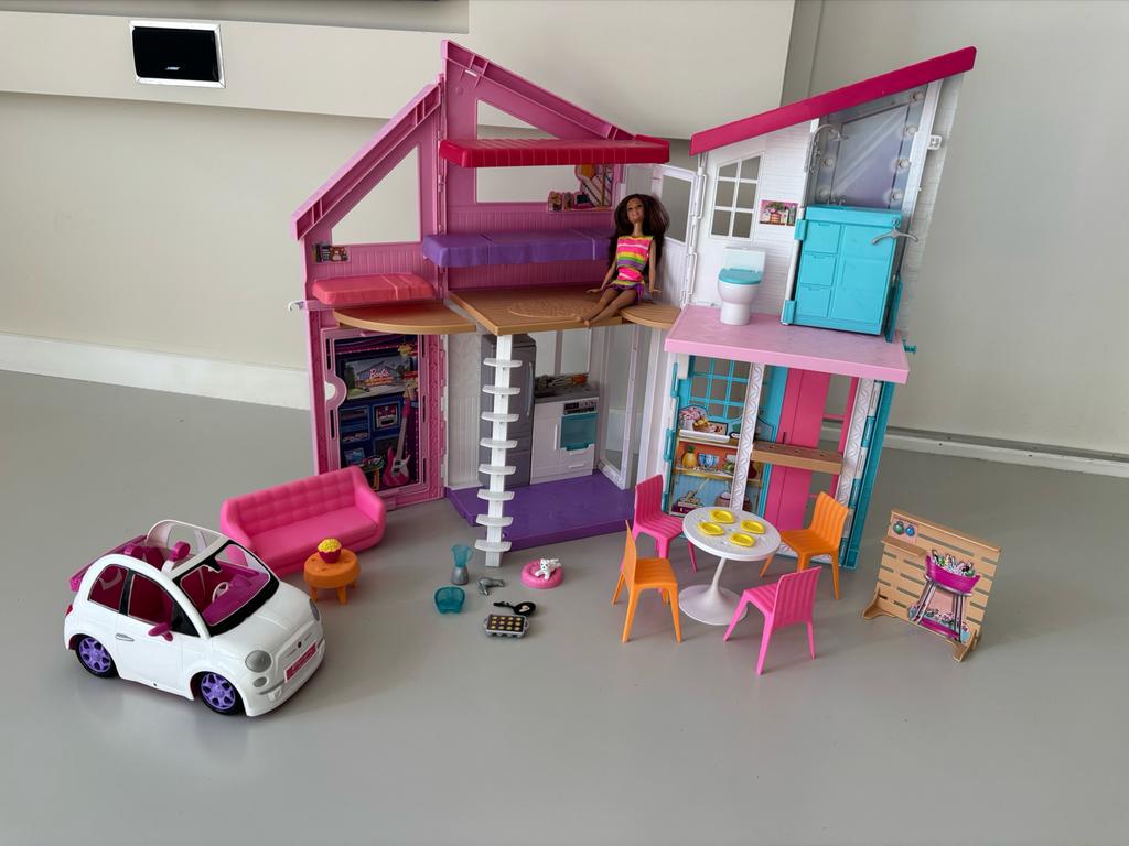 Barbie Malibu villa met pop, auto en alle toebehoren. Zgan!, Ophalen, Zo goed als nieuw, Barbie