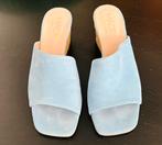 Mace lichtblauwe suède muiltjes - Maat 38, Kleding | Dames, Schoenen, Ophalen of Verzenden, Zo goed als nieuw, Blauw, Sandalen of Muiltjes