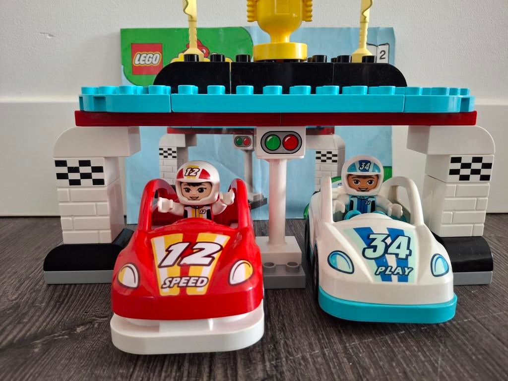 Lego Duplo Raceauto's met start/finish 10947, Gebruikt, Ophalen of Verzenden, Duplo, Inclusief doos