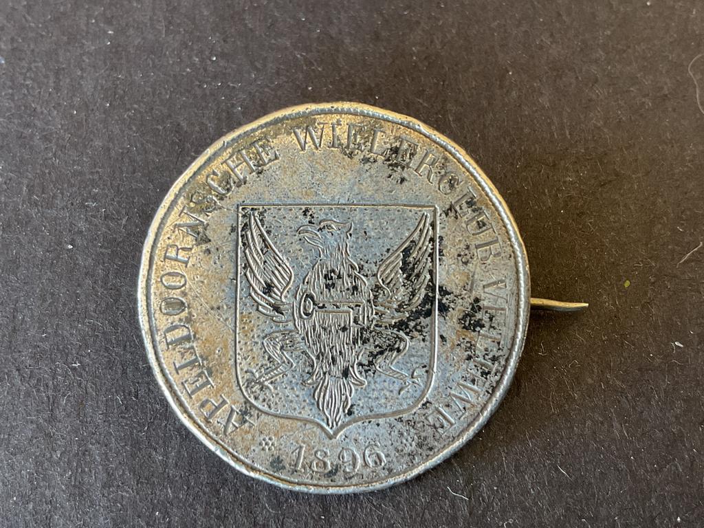 Zilveren speld Apeldoornsche Wielerclub ‘Veluwe’ 1896, Antiek en Kunst, Verzenden, Zilver