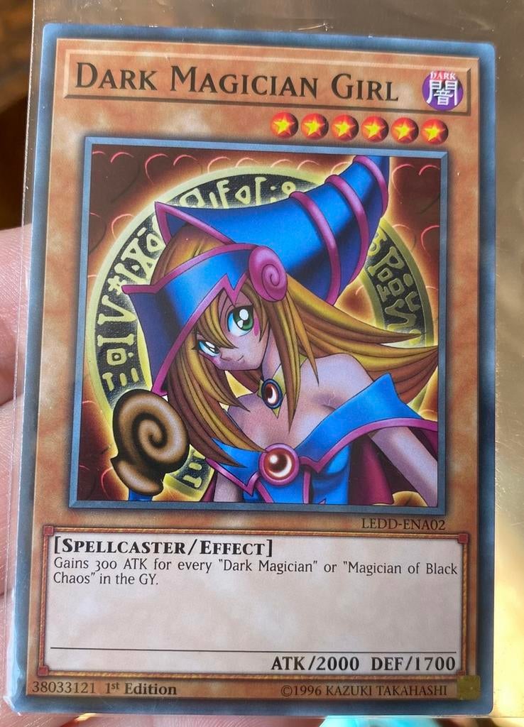 Yu-Gi-Oh! Dark Magician Girl LEDD 1st Edition !, Hobby en Vrije tijd, Verzamelkaartspellen | Yu-gi-Oh!, Ophalen of Verzenden, Zo goed als nieuw