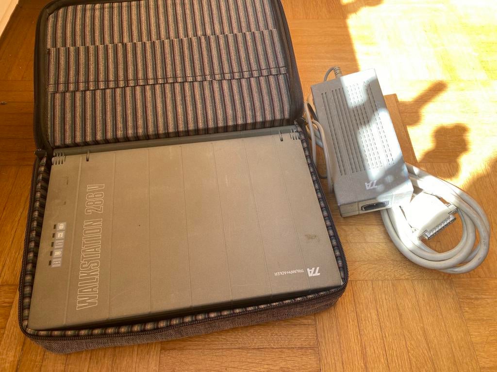 Vintage Triumph-Adler Walkstation 286 V laptop (Museumstuk!), Computers en Software, Vintage Computers, Ophalen of Verzenden