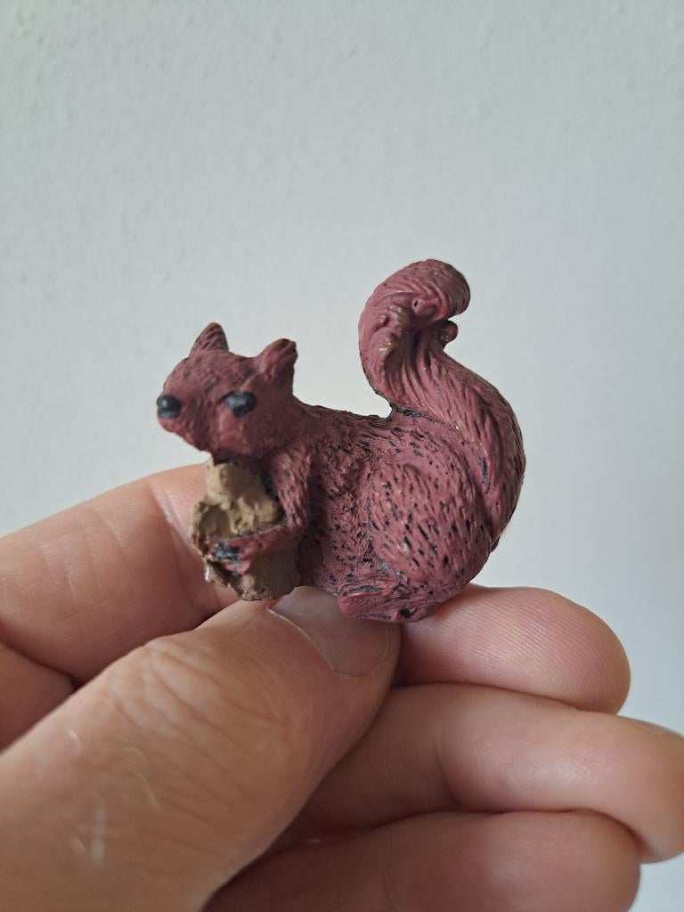 Eekhoorn met nootje, kunsthars 4.5x3x4.5cm, Ophalen of Verzenden, Zo goed als nieuw, Wild dier, Beeldje of Figuurtje