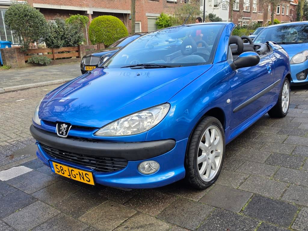 Peugeot 206 CC - 2.0-16V - 136PK - Zwart Leer - Mooie Auto!, 136 pk, Zwart, 4 cilinders, Cabriolet
