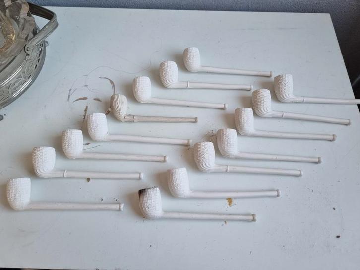 15 witte klei mandpijpen in doos, Verzamelen, Overige Verzamelen, Ophalen of Verzenden