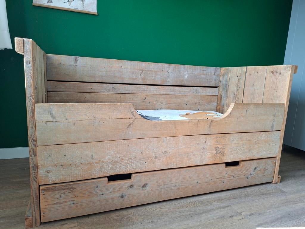 Robuust steigerhouten peuterbed, Kinderen en Baby's, Ophalen, 85 tot 100 cm, Gebruikt, Matras