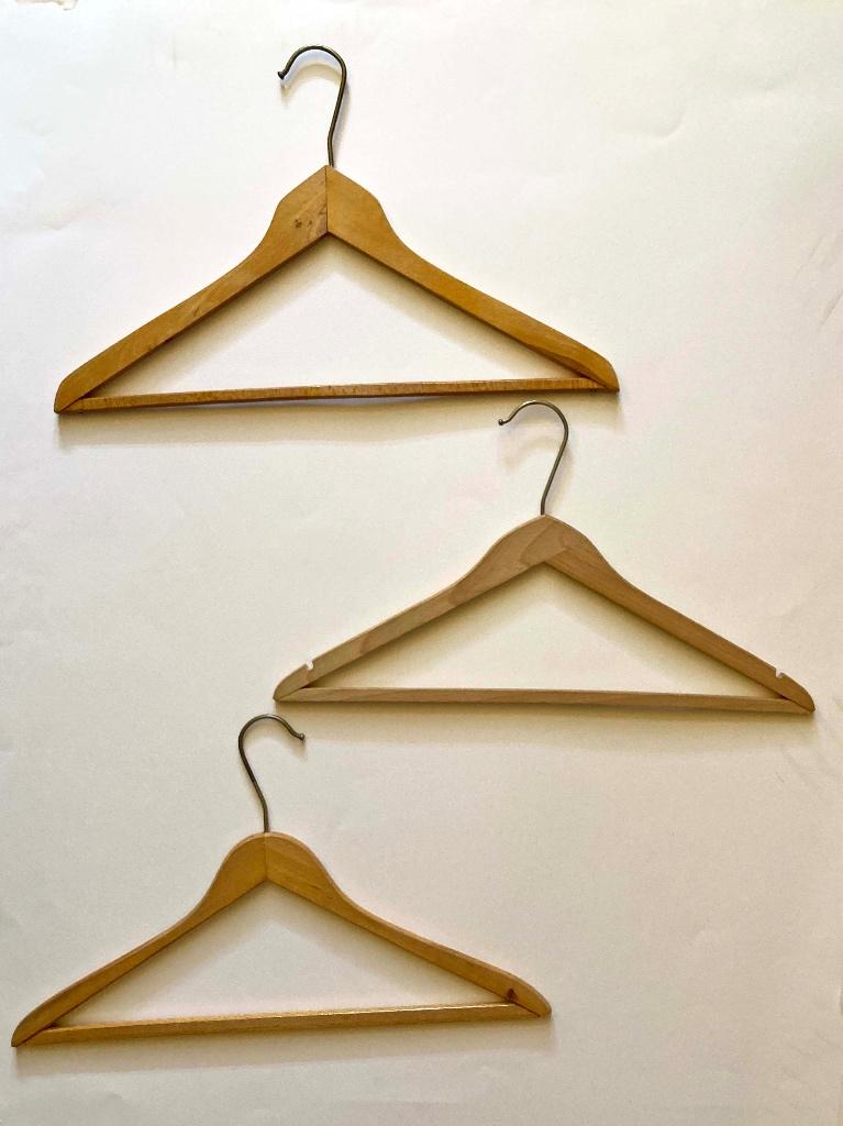 Brocante3 houten kleerhangers, plat, allemaal anders, Antiek en Kunst, Ophalen of Verzenden