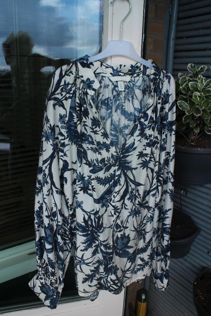 1x Dames Wit met Blauwe Bloemen Blouse Maat S (H&M), Kleding | Dames, Blouses en Tunieken, H&M, Overige kleuren, Ophalen of Verzenden