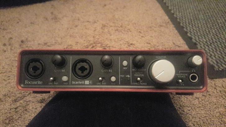 Focusrite Scarlett 2i4 Audio Interface PERFECT STAAT, Muziek en Instrumenten, Midi-apparatuur, Zo goed als nieuw, Ophalen of Verzenden