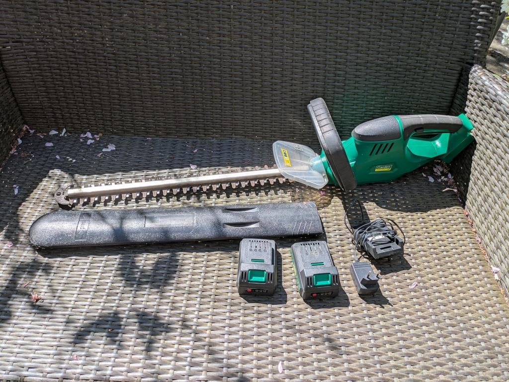 Heggenschaar op accu met 2 accu's en lader, Ophalen of Verzenden, Gebruikt, Accu, Garden Feelings