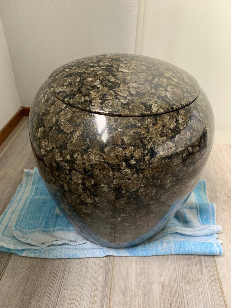 Een gepolijste graniet urn, Ophalen