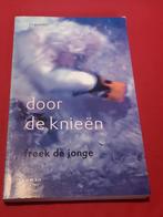 GESIGNEERD Door de knieën. Freek de Jonge. 2004, Ophalen of Verzenden, Gelezen
