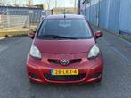 Toyota Aygo 1.0-12V Aspiration Red Arico Inruilauto’s tege, Voorwielaandrijving, 4 stoelen, Leder en Stof, 68 pk