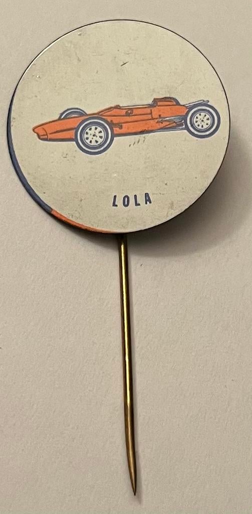 Vintage Lola memorabilia pin-bage, Verzamelen, Speldjes, Pins en Buttons, Ophalen of Verzenden, Gebruikt, Sport, Speldje of Pin