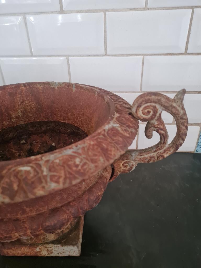 Oude gietijzeren jardiniere / versaille vaas, Heikant 21 Kaatsheuvel, Gebruikt, Belle Vieille Brocante, Ophalen of Verzenden