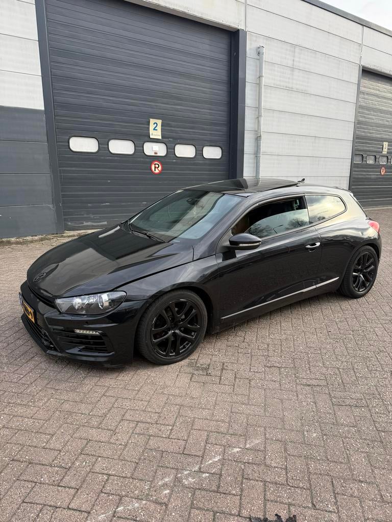 Volkswagen Scirocco 2.0 TSI DSG 2010 Zwart, Auto's, 4 cilinders, 1984 cc, 4 stoelen, Zwart