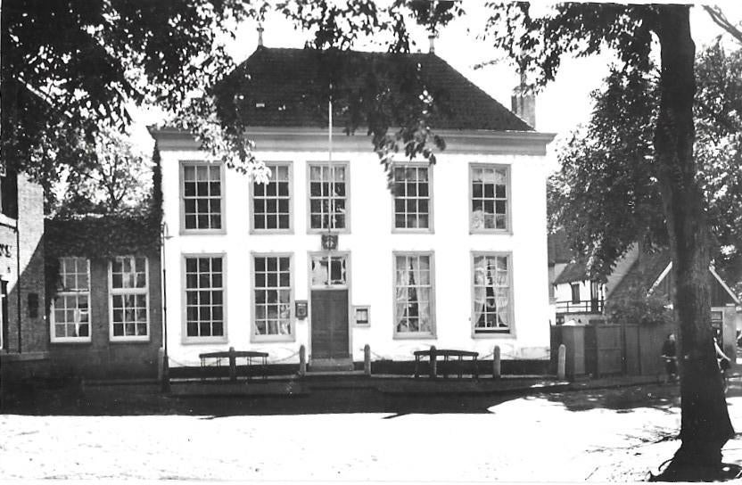 AK Texel - Gemeentehuis Den Burg, Verzenden, 1940 tot 1960, Gelopen, Waddeneilanden