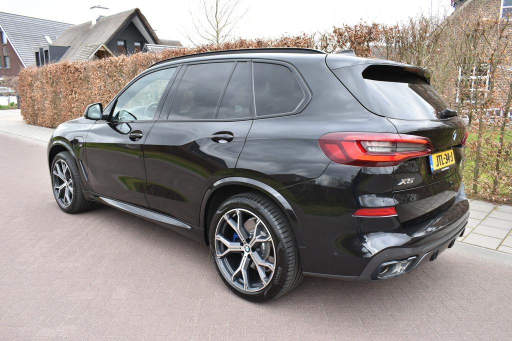 BMW X5 xDrive45e High Ex. M-PAKKET 395PK BOMVOL PANO, ACC EN, Auto's, BMW, Gebruikt, Met garantie (alle), 97 km, Zwart