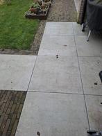 Twee grote tegels en vier grijze bielzen, Tuin en Terras, Ophalen, Gebruikt, Beton, Terrastegels