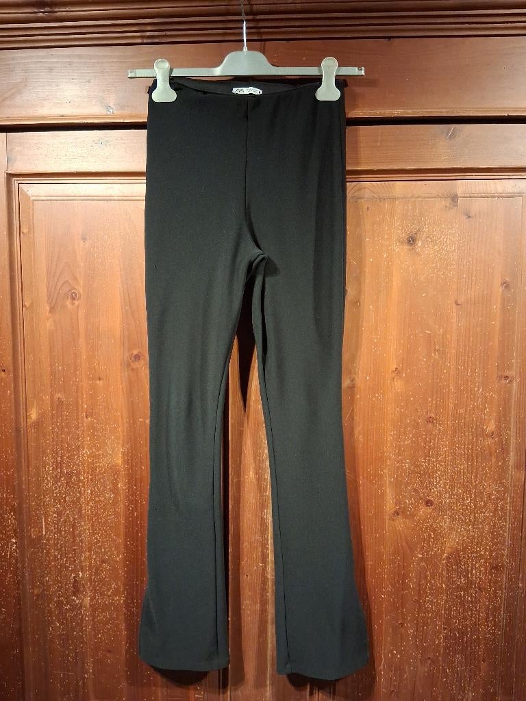 SALE Zwarte stretch broek wijde pijp en split M Zara, Maat 38/40 (M), Zwart, Ophalen of Verzenden, Zo goed als nieuw