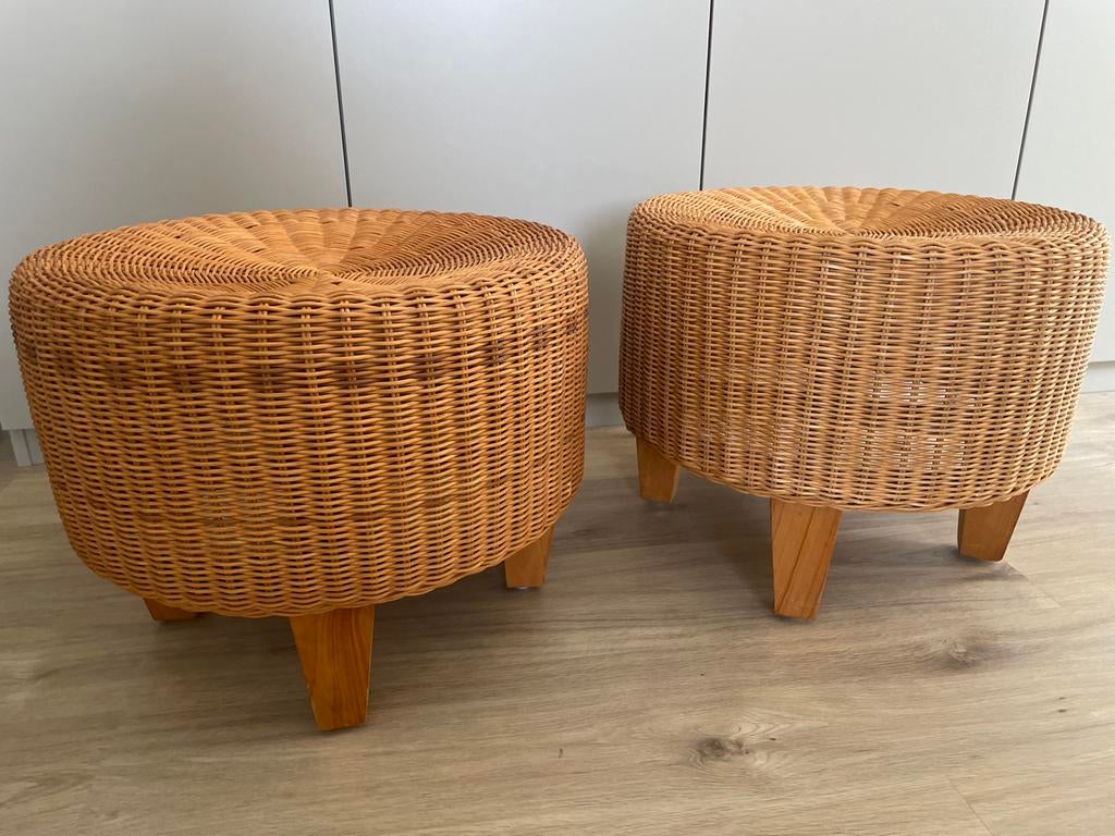 Twee rieten krukjes / poefjes met houten poten, Huis en Inrichting, Banken | Voetenbanken en Poefen, Ophalen, Minder dan 50 cm