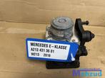 MERCEDES E-KLASSE W213 2.0 E220 ABS pomp A2134313601, Gebruikt, Mercedes-Benz AG, Mercedes-Benz, Ophalen of Verzenden