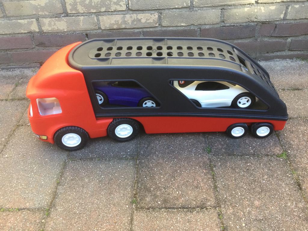 Mooie nette little tikes vrachtwagen oplegger met 2 auto’s, Ophalen, Zo goed als nieuw