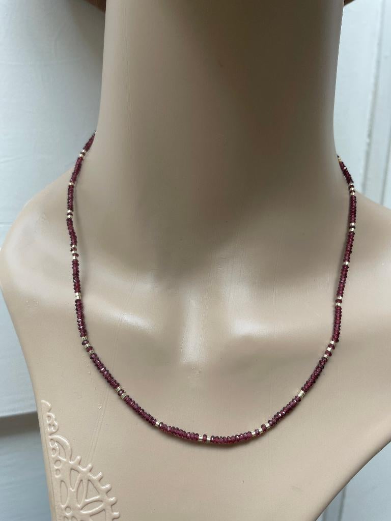 Unieke handgemaakte granaat ketting met goudaccenten, Sieraden, Tassen en Uiterlijk, Kettingen, Verzenden, Nieuw, Verstelbaar