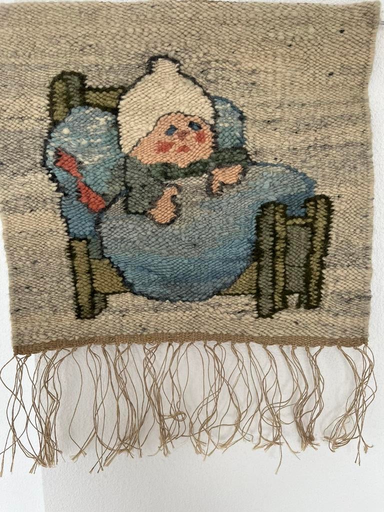 Origineel Pools wandkleed gobelin “kindje in bed” 42x38 cm, Kinderen en Baby's, Kinderkamer | Inrichting en Decoratie, Ophalen of Verzenden