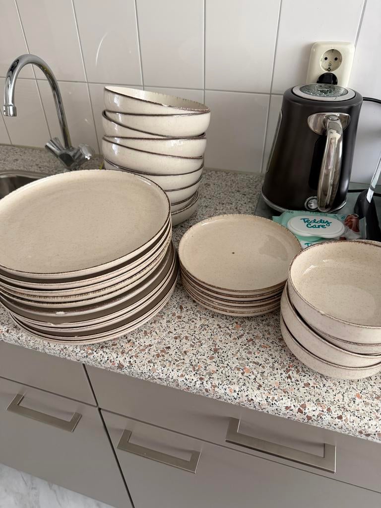 Servies met borden en kommen - lichte schade, Gebruikt, Keramiek, Ophalen of Verzenden, Bord(en)