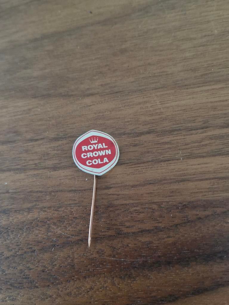 265 Royal Crown Cola Speldje, Verzamelen, Ophalen of Verzenden, Gebruikt, Merk, Speldje of Pin