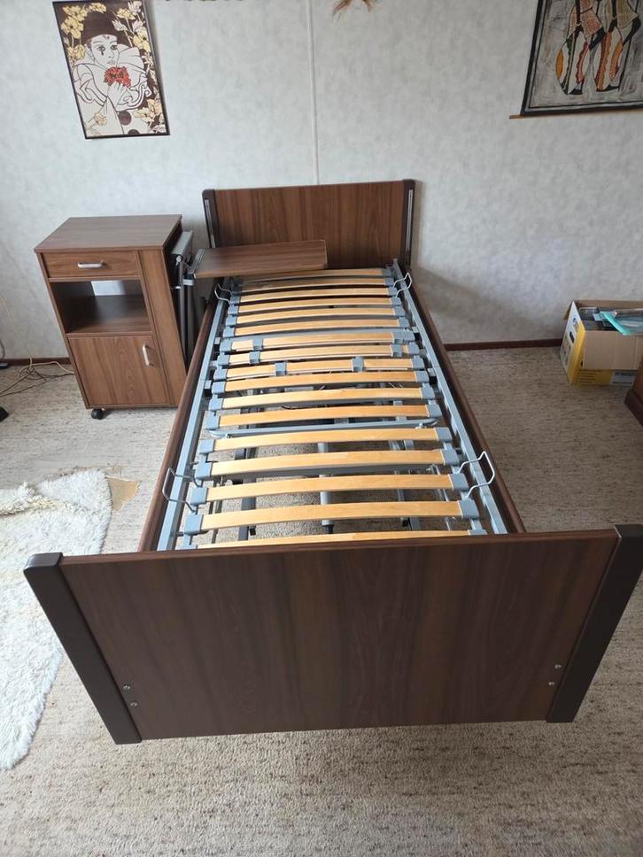 Elektrisch hoog laag bed zorgbed ziekenhuisbed, Huis en Inrichting, Slaapkamer | Complete slaapkamers, Zo goed als nieuw, Eenpersoons