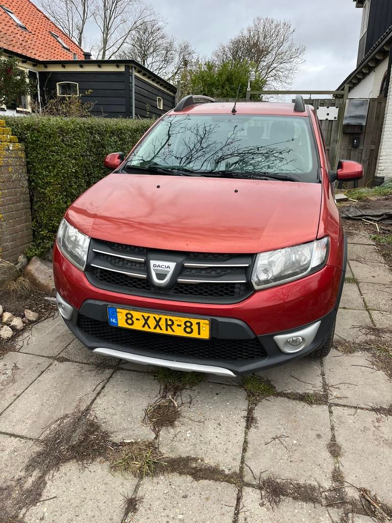 Zeer nette Dacia Sandero 0.9 TCE 66KW Stepway 2014 Rood, Auto's, Voorwielaandrijving, 898 cc, Origineel Nederlands, Handgeschakeld