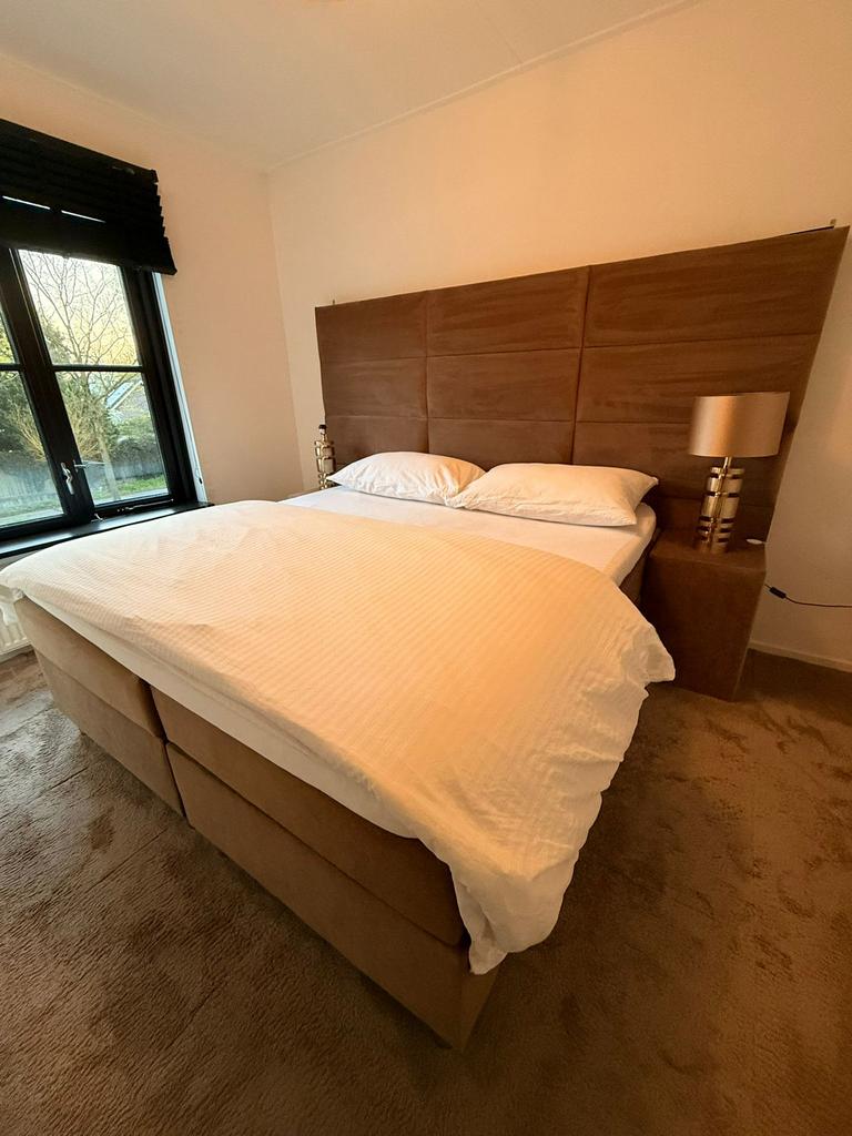 Boxspring Eric Kuster style, Huis en Inrichting, Slaapkamer | Bedden, Zo goed als nieuw, Tweepersoons, 180 cm, 200 cm, Stof, Bruin