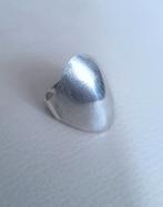 Maat 17,5 - Mooie BREDE zilveren (925) DESIGN ring, Ophalen, Zo goed als nieuw, 17 tot 18, Dame