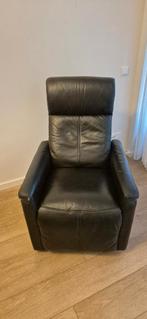 Comfortabele zwarte leren relaxstoel uitklapbare voetensteun, Ophalen, Gebruikt, Modern, 50 tot 75 cm