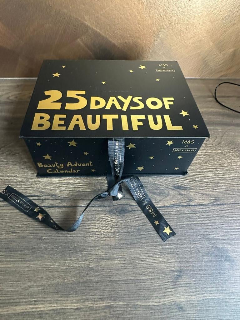 M&S Beauty Adventskalender 2025 x Bella Freud, Sieraden, Tassen en Uiterlijk, Ophalen of Verzenden, Nieuw, Zwart, Ogen