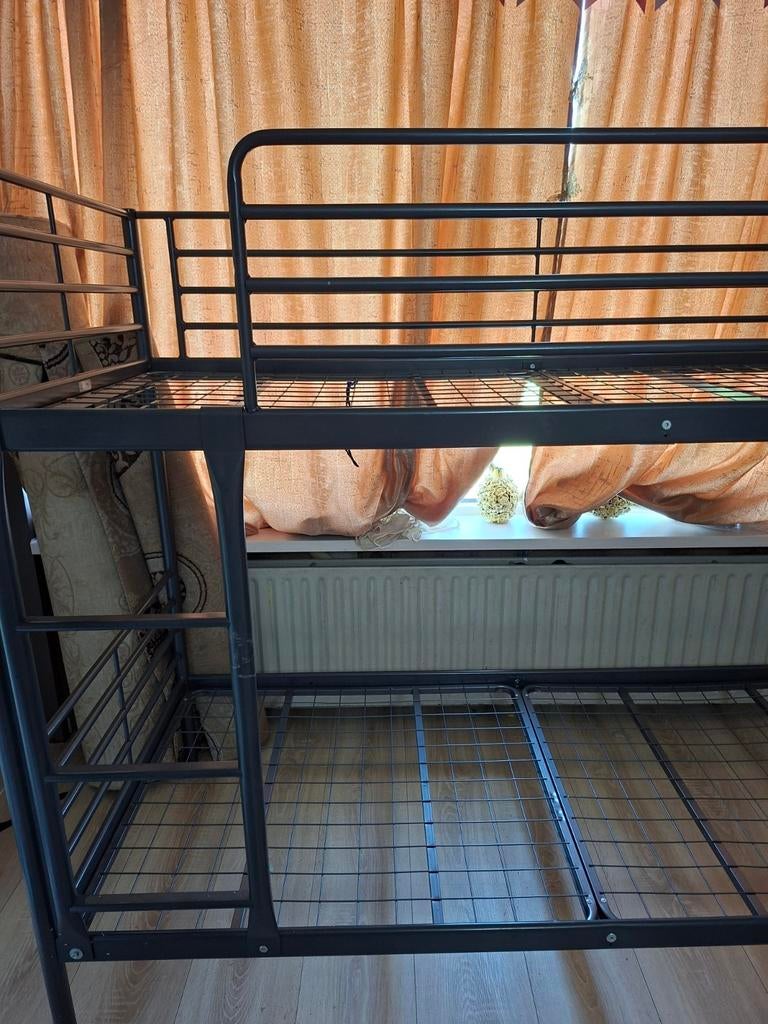 Stevig metalen stapelbed - Ideaal voor kleine kamers, Huis en Inrichting, Slaapkamer | Stapelbedden en Hoogslapers, Gebruikt, Stapelbed