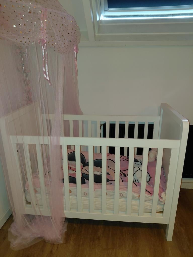 Ledikantje La Premiere Maison incl. matras, Kinderen en Baby's, Ophalen of Verzenden, Gebruikt, Jongetje of Meisje