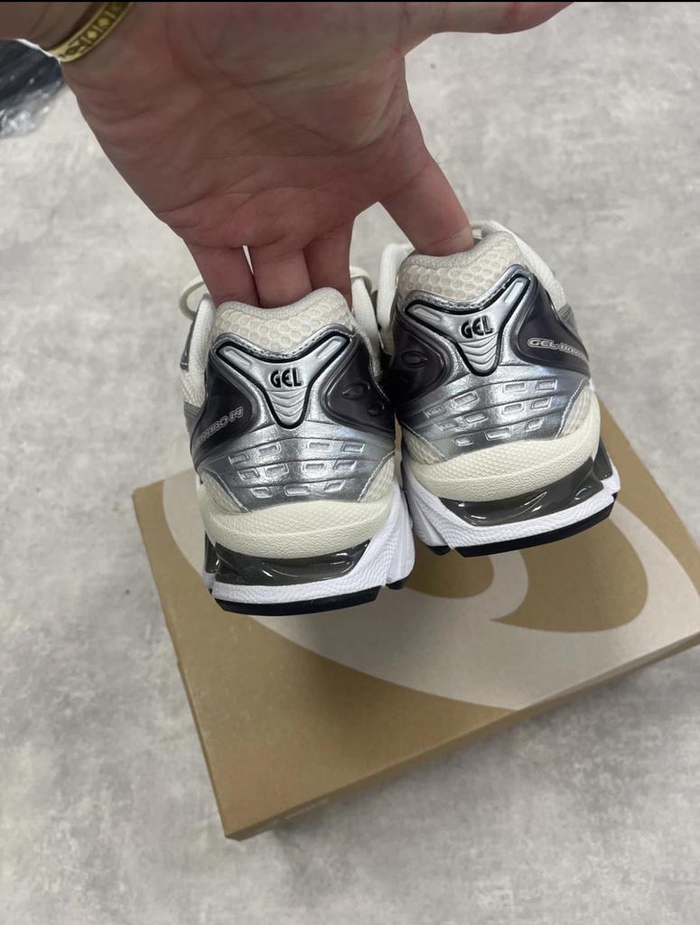 ASICS GEL-KAYANO 14 Sneakers - Zilver/Wit, Ophalen of Verzenden, Nieuw, Wit, Sneakers of Gympen